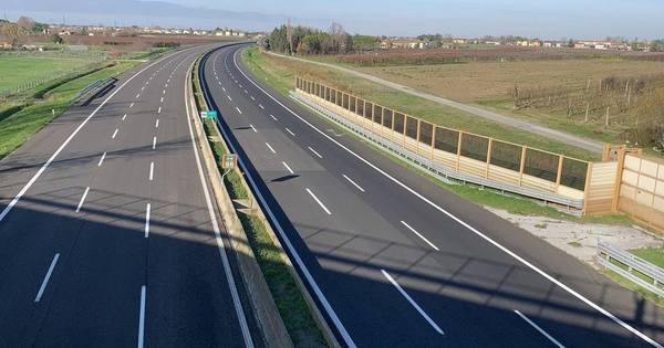 AUTOSTRADA DESERTA IL GIORNO DI PASQUA: DAL MARE AI MONTI TUTTI DILIGENTI